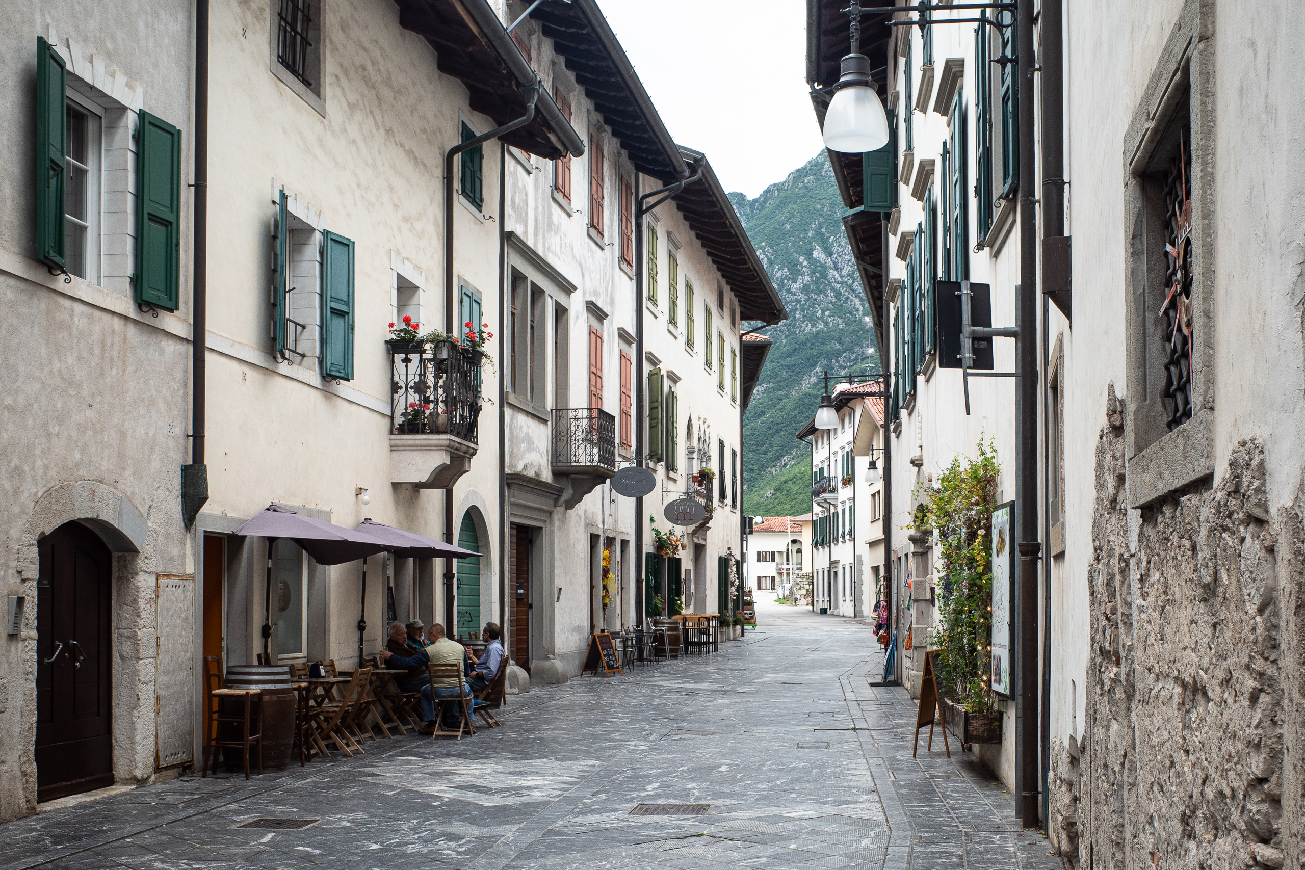 Venzone: Vormittagsplausch in der Gasse der wiederaufgebauten Altstadt